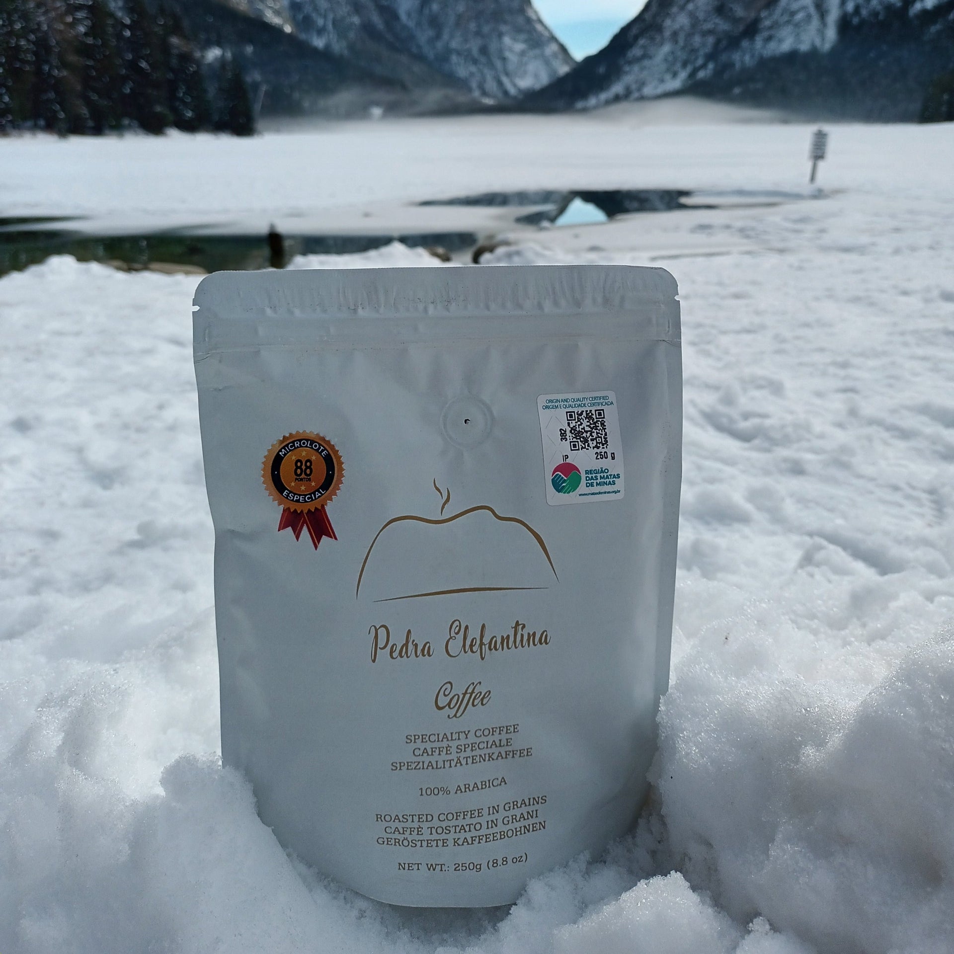 Imballaggio di caffe Specialty Pedra Elefantina in lago nelle Dolomite, Italia